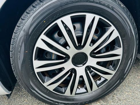 Used 2010 Toyota Camry LE image 25