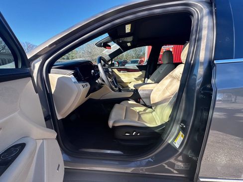 Used 2017 Cadillac XT5 Luxury w/ Driver Awareness Package image 16