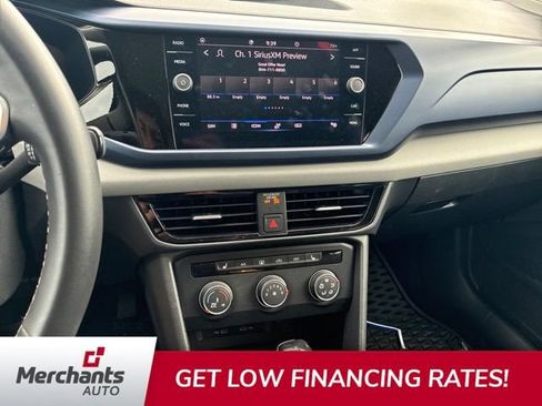 Used 2022 Volkswagen Taos SE w/ Panoramic Sunroof Package FWD image 11