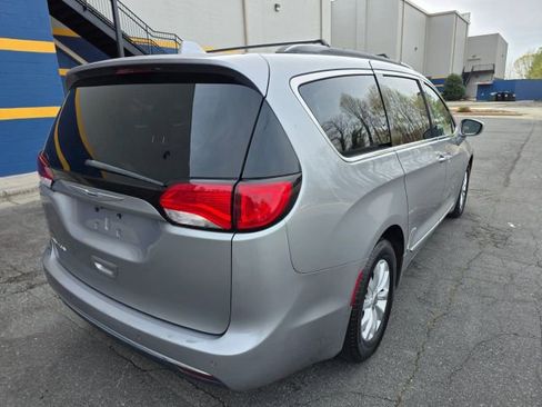 Used 2017 Chrysler Pacifica Touring-L image 5