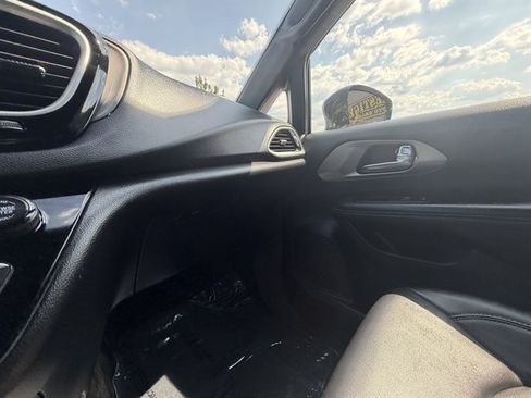 Used 2025 Chrysler Pacifica Select FWD image 41