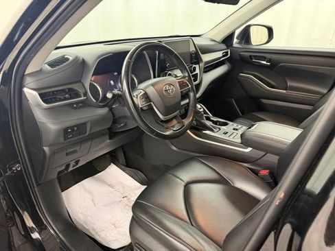 Used 2023 Toyota Highlander XLE AWD/4WD image 11
