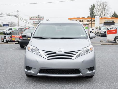 Used 2017 Toyota Sienna LE image 4