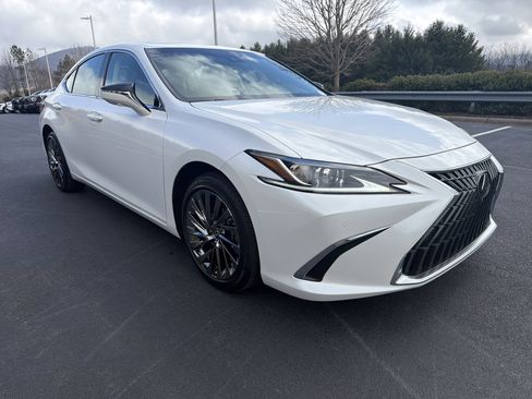 Used 2025 Lexus ES 300h w/ Technology Package image 3