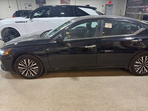 Used 2023 Nissan Altima 2.5 SV w/ SV Premium Package image 2