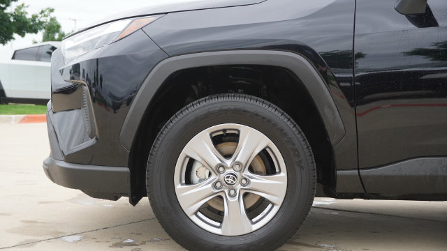 Used 2025 Toyota RAV4 LE AWD/4WD image 5