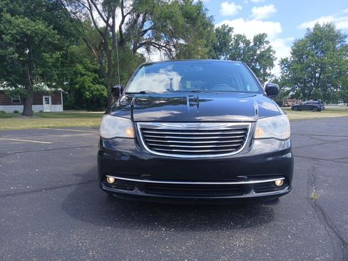 Used 2012 Chrysler Town & Country Touring w/ Entertainment Group #1 FWD image 3
