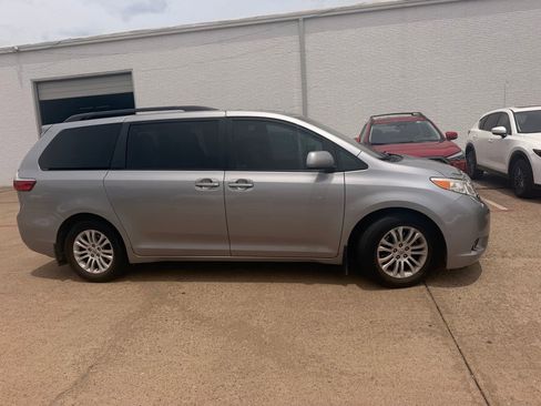 Used 2015 Toyota Sienna XLE FWD image 3