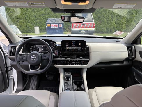 Used 2025 Nissan Pathfinder SL AWD/4WD image 16