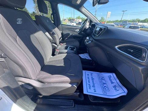 Used 2019 Chrysler Pacifica Touring Plus FWD image 23