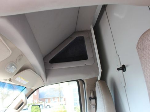 Used 2016 Chevrolet Express 4500 Extended image 21