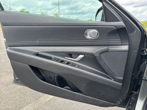 Used 2025 Hyundai Elantra SEL FWD image 18