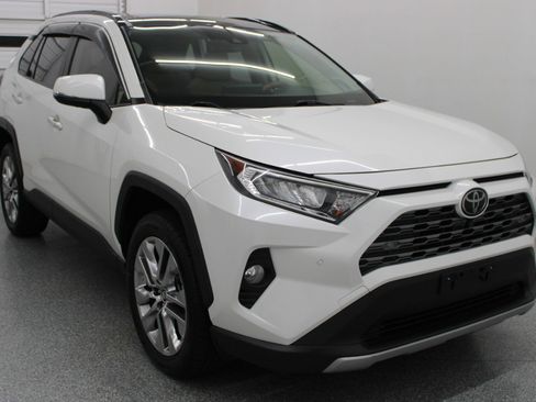 Used 2019 Toyota RAV4 Limited w/ Advanced Technology Package FWD image 4