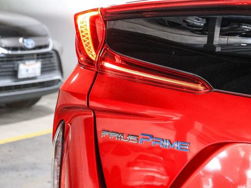 Certified 2017 Toyota Prius Prime Advanced w/ Carpet Mat Package FWD image 11