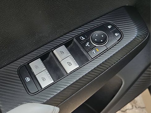 Used 2025 Mitsubishi Outlander AWD image 18