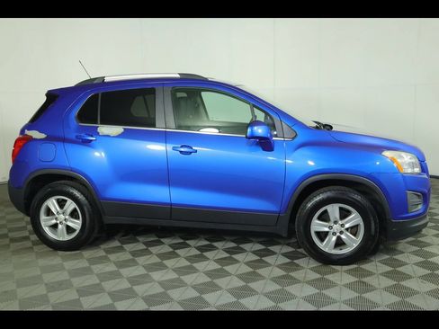 Used 2016 Chevrolet Trax LT w/ LT Sun and Sound Package AWD/4WD image 11