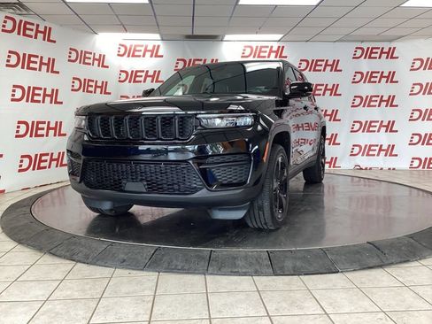 Used 2024 Jeep Grand Cherokee Altitude AWD/4WD image 3