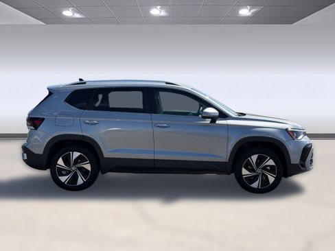 Used 2025 Volkswagen Taos SE AWD/4WD image 8