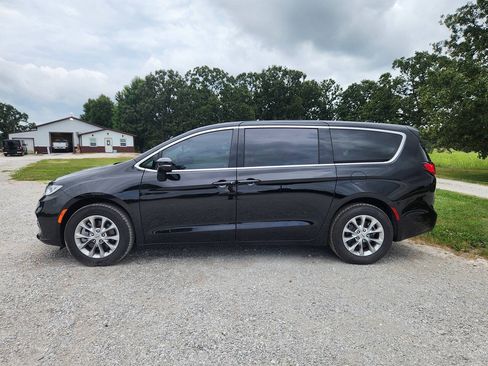 Used 2024 Chrysler Pacifica Touring-L AWD/4WD image 6