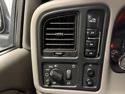 Used 2006 Chevrolet Silverado 2500 LT w/ Heavy-Duty Power Package AWD/4WD image 13