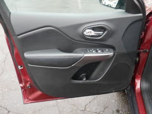 Used 2019 Jeep Cherokee Latitude Plus w/ Cold Weather Group image 12