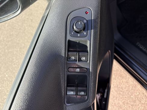 Used 2017 Volkswagen Tiguan S image 11