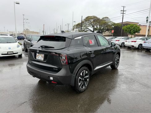 Used 2025 Nissan Kicks SV image 3