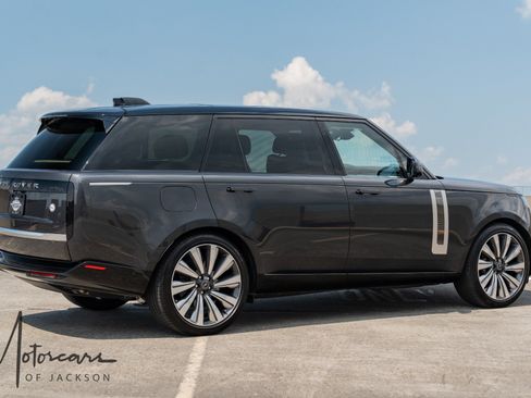 Used 2025 Land Rover Range Rover SV AWD/4WD image 8