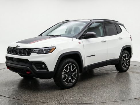 Used 2025 Jeep Compass Trailhawk AWD/4WD image 3