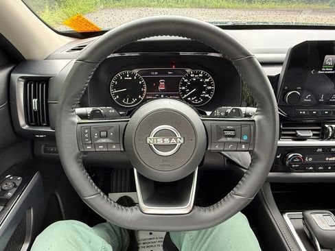 Used 2024 Nissan Pathfinder SL AWD/4WD image 23