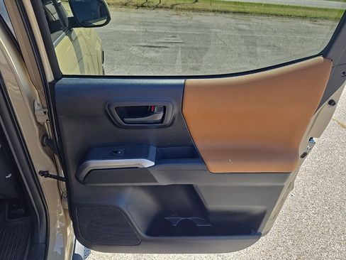 Used 2018 Toyota Tacoma SR5 AWD/4WD image 21