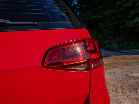 Used 2015 Volkswagen GTI SE FWD image 11