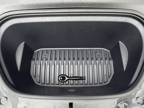 Used 2024 Tesla Model Y 2WD image 28
