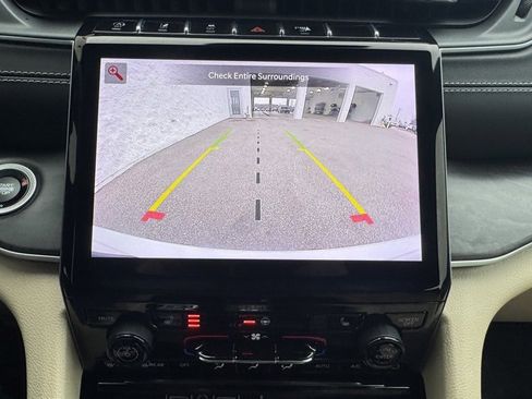 Used 2023 Jeep Grand Cherokee Limited image 23