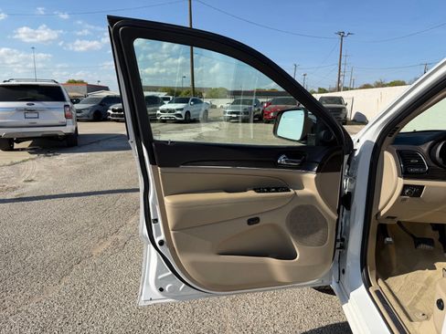 Used 2020 Jeep Grand Cherokee Overland RWD image 21