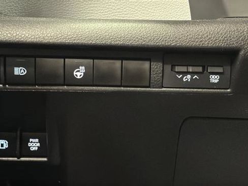 Used 2025 Toyota Sienna XLE FWD image 31