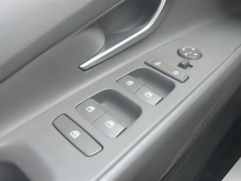 Certified 2024 Hyundai Elantra SE image 18