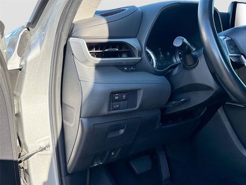 Used 2024 Toyota Highlander LE image 11