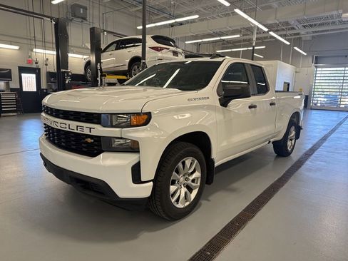Used 2020 Chevrolet Silverado 1500 Custom w/ Custom Value Package AWD/4WD image 9