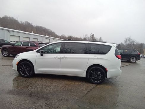 New 2026 Chrysler Pacifica Select w/ S Appearance Package AWD/4WD image 7