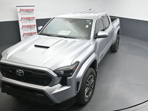 Used 2025 Toyota Tacoma TRD Sport AWD/4WD image 12