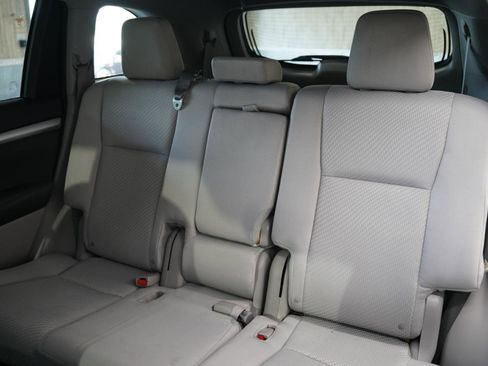 Used 2014 Toyota Highlander LE AWD/4WD image 38