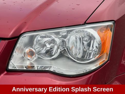 Used 2016 Chrysler Town & Country Touring-L image 11