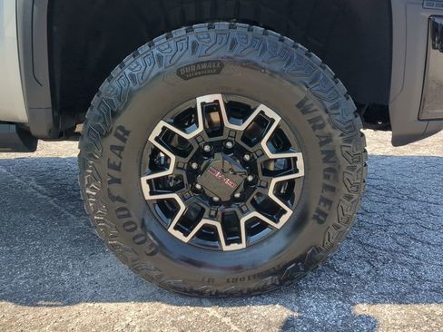 Used 2024 GMC Sierra 2500 AT4X image 9