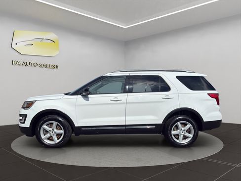 Used 2017 Ford Explorer XLT w/ Equipment Group 202A image 4