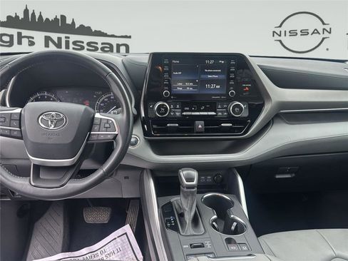 Used 2022 Toyota Highlander XLE image 14