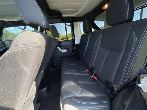 Used 2017 Jeep Wrangler Unlimited Sahara AWD/4WD image 11