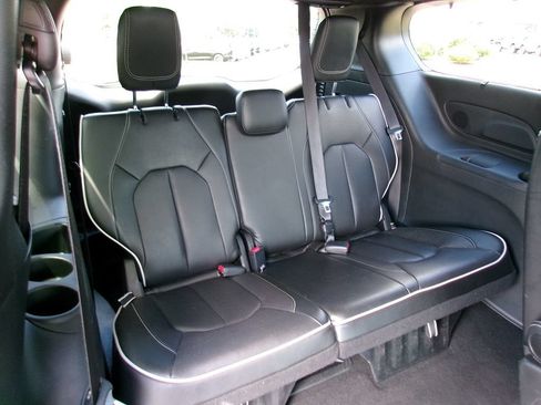 Certified 2025 Chrysler Pacifica Limited FWD image 10