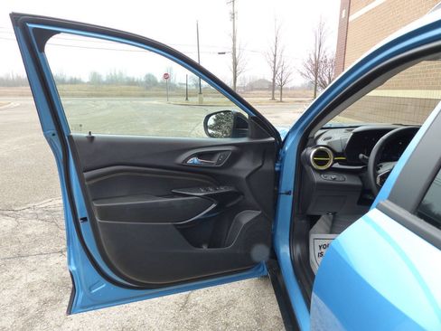 Used 2025 Chevrolet Trax ACTIV w/ Sunroof Package FWD image 17