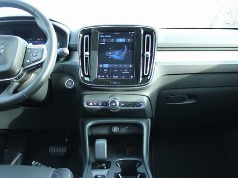 Used 2025 Volvo XC40 B5 Core image 18